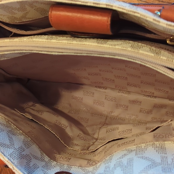 Large Michael Kors hand bag. - Picture 3 of 9